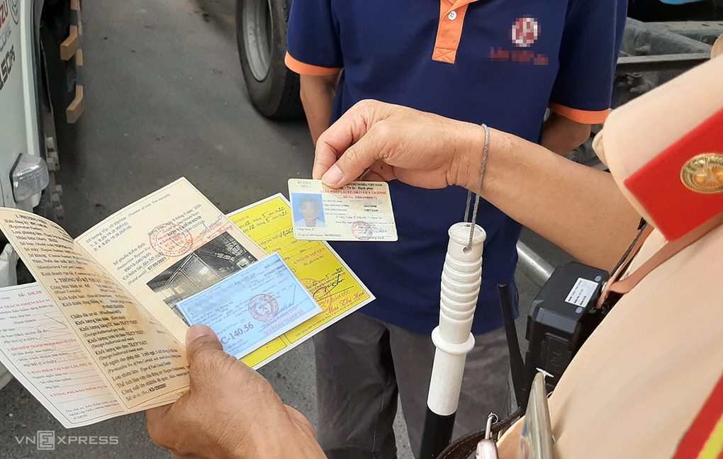 CSGT Bắc Ninh kiểm tra giấy tờ xe của tài xế ôtô trên Quốc lộ 17. Ảnh: Bá Đô